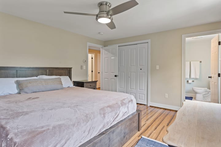 เตียงคิงไซส์ในห้องนอนใหญ่