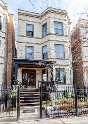 5 Bedroom Wrigleyville Experience right by stadium