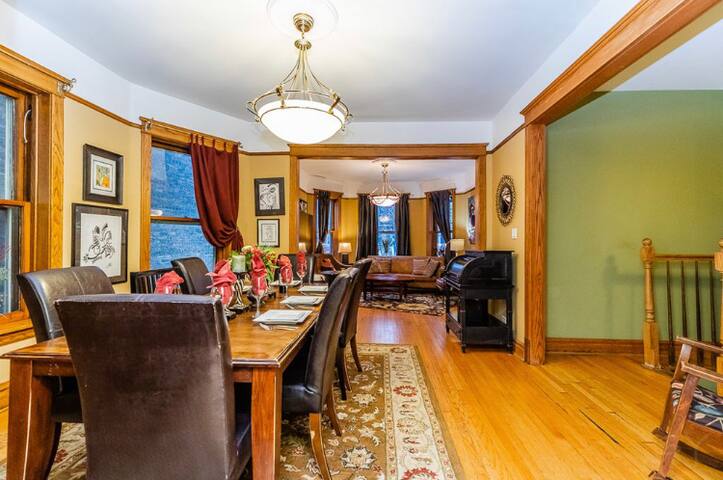 5 Bedroom Wrigleyville Experience right by stadium gallery image 3