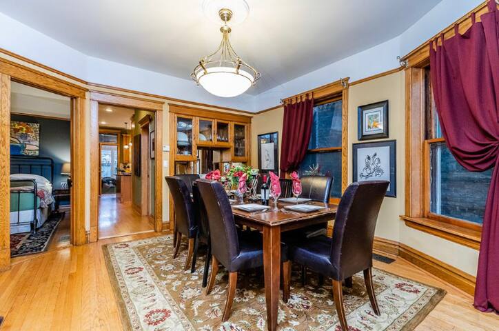 5 Bedroom Wrigleyville Experience right by stadium gallery image 5