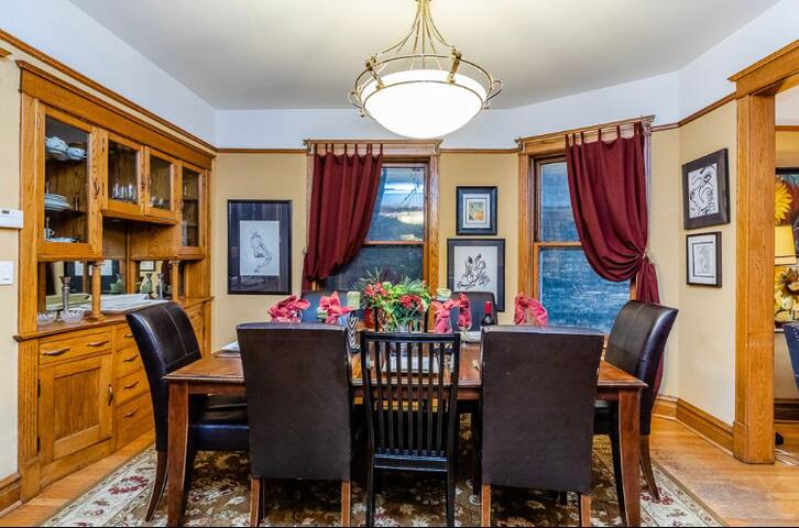 5 Bedroom Wrigleyville Experience right by stadium gallery image 4