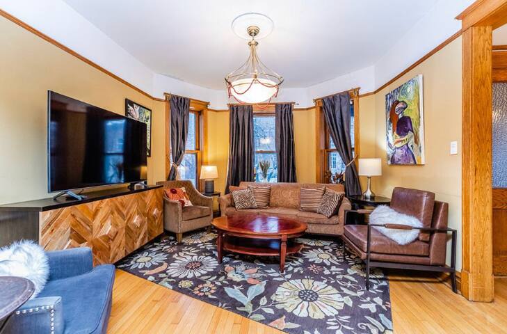 5 Bedroom Wrigleyville Experience right by stadium gallery image 2