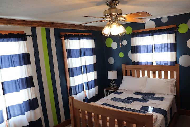 Საძინებელი 6 სრული ზომის საწოლით