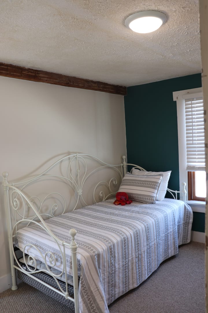 Დამატებითი ოთახი 2 ორადგილიანი საწოლით. მეორე არის თასმა.