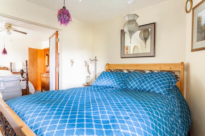 Queensize matras, met boven- en onderlakens plus Ierse dekbedovertrekken met comfortabele kussens