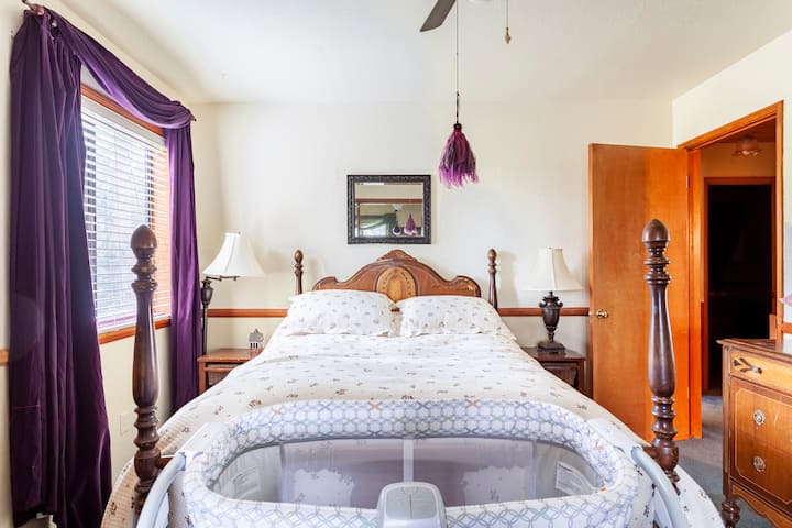 Luxe slaap: ontspan in een slaapkamer met een full-size matras versierd met zacht beddengoed en een dekbedovertrek in Ierland. Voldoende kastruimte voltooit het comfort.