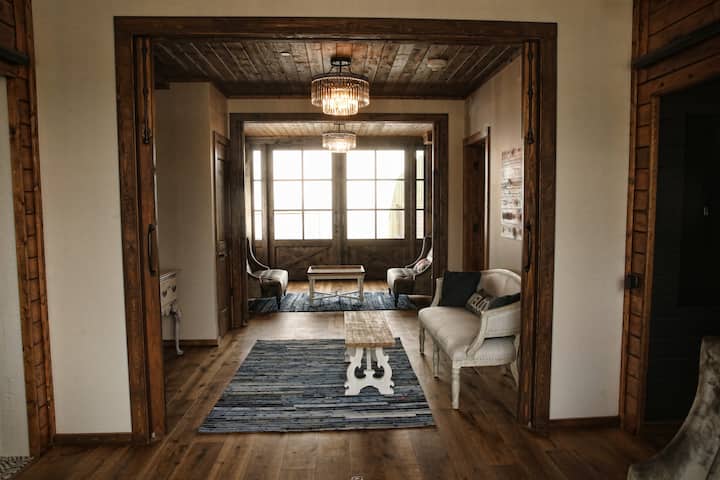 Unique Renovated Horse Barn - Belton, MO