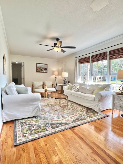 Casa Verde: Cheerful 3 BR home, Kid Friendly