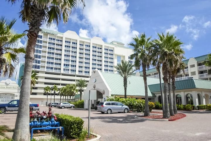 Amazing Ocean Beach Condo - Ormond Beach, FL