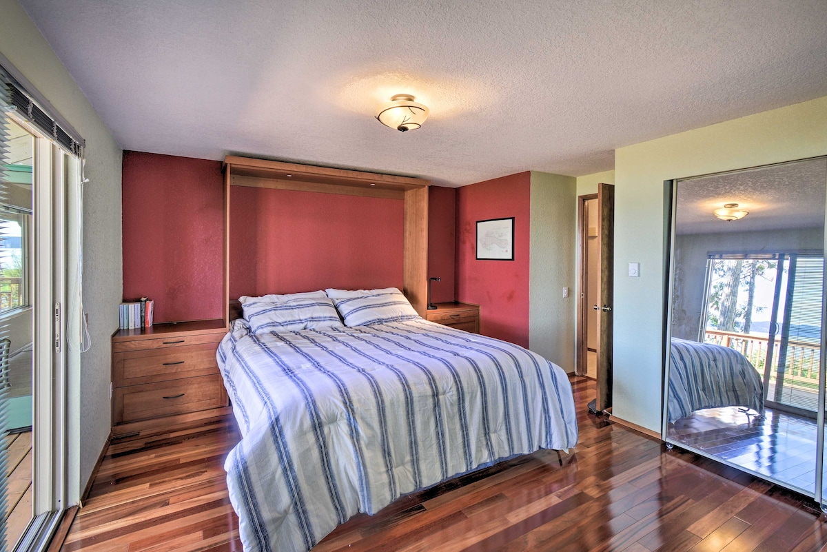 Долната спална соба има брачен кревет на долниот кат им нуди на гостите панорамски поглед со пристап до предната тераса од 35 стапки.