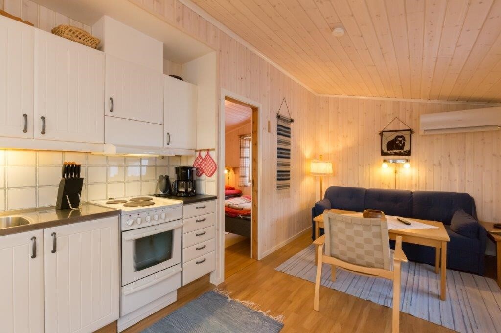 Otvorenog tlocrta s kuhinjom i dnevnim boravkom. Na kauču na razvlačenje mogu spavati dvije osobe manje tjelesne građe. 