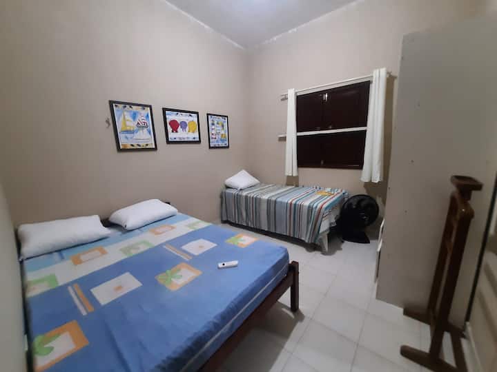 غرفتا نوم - سرير مزدوج + مرتبة مفردة + 01 مرتبة مفردة على الأرض