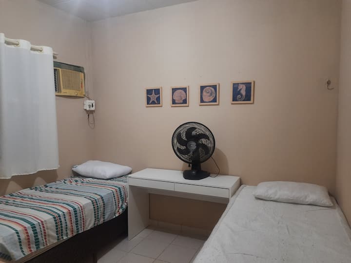 غرفة النوم الثالثة - 02 سرير مفرد + 01 مرتبة مفردة على الأرض