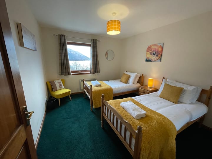 Chumba cha kulala cha pacha na maoni ya Loch