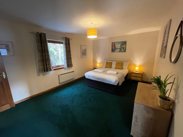 Chumba kikubwa cha kulala cha watu wawili kilicho na chumba cha kuoga cha ndani