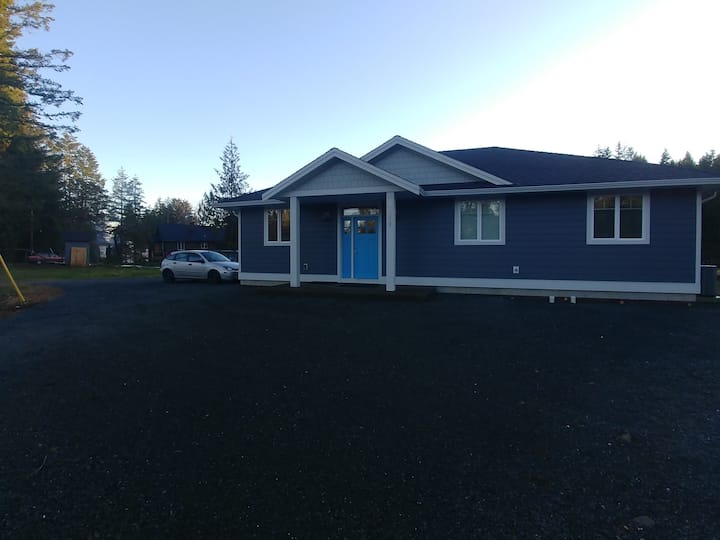 Blue Door Haven! Houses for Rent in Comox Valley, British Columbia