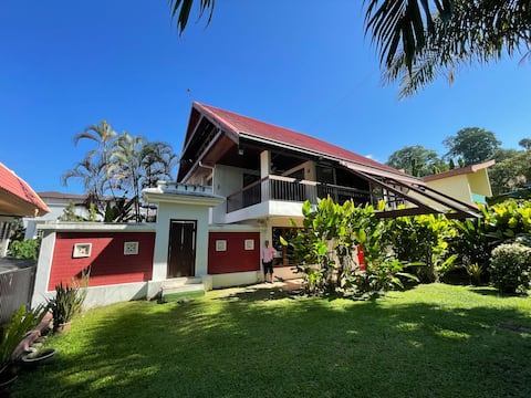Beautiful, Spacious House with Pool Near KLCC
