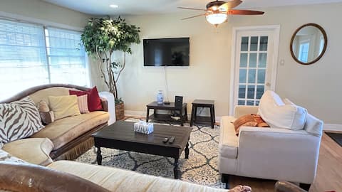 Popular Airbnb listing: Quiet, Spacious, Hist. District, Near Hou(Hobby) in Golfcrest / Bellfort / Reveille