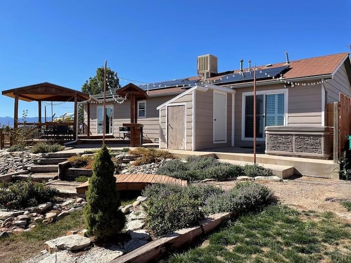 Ranch style 3 bedroom property with hot tub Houses for Rent in