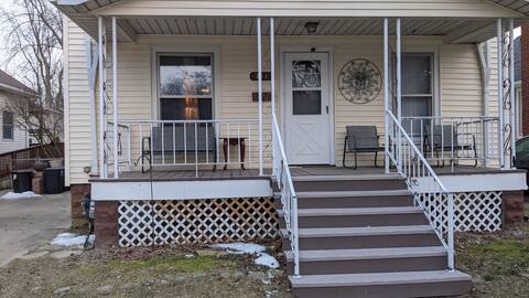 Aunt Rose's Place 3 BR, 1.5 BA 3 queen bunkbeds.
