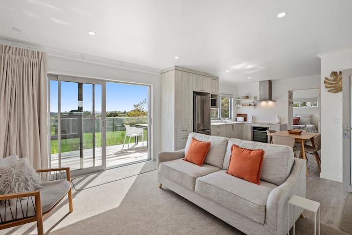Adorable 2 Bedroom Modern Cottage With Rural Views - Pukekohe Hill