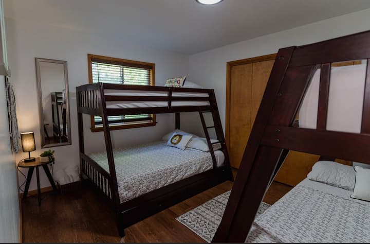 Poschodové postele na druhom poschodí/ 2 v plnej veľkosti a 2 jednolôžkové postele. 