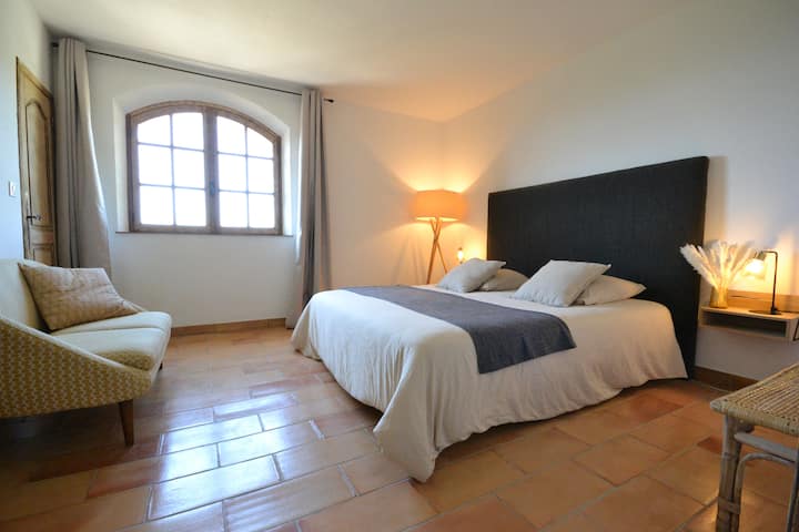 סוויטה ראשית עם מקלחת פרטית