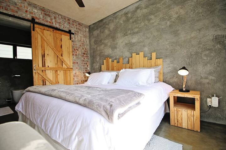 Gorgeous 3 King size apartments with Sea views. gallery image 3