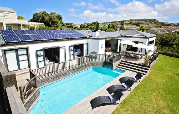 Gorgeous 3 King size apartments with Sea views. gallery image 2