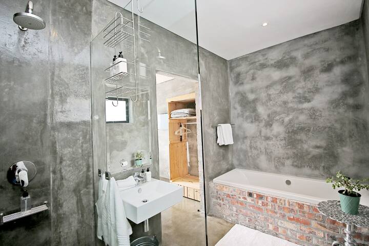 Gorgeous 3 King size apartments with Sea views. gallery image 4