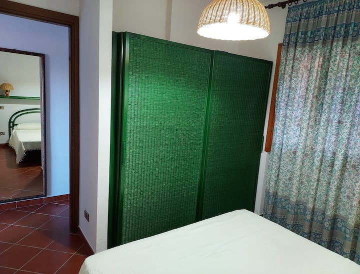 标准双人床卧室 