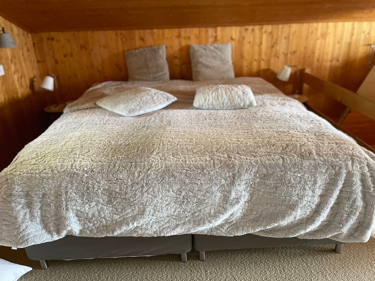 Bedroom 5 Attic with double boxspring beds. Space of 20m2 with seating area.