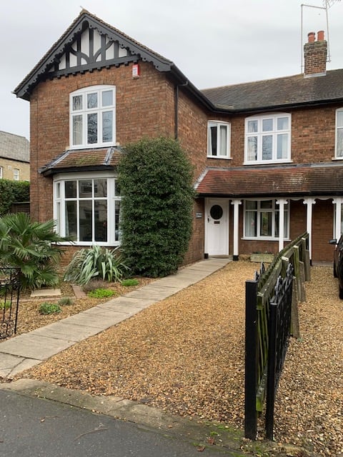 Beautiful spacious period home close to centre