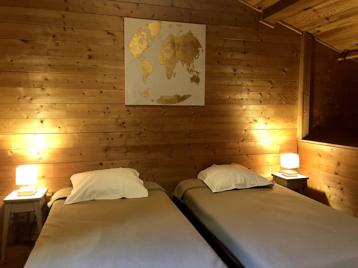 ห้องสำหรับเด็กพร้อมเตียงขนาด 90 ซม. 2 เตียงพร้อมฝักบัวและห้องสุขาส่วนตัว