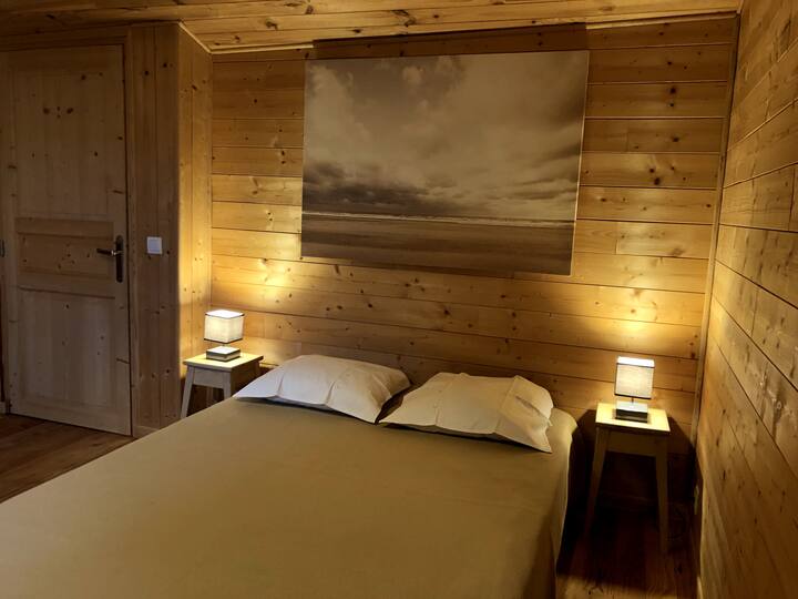 ห้องนอนใหญ่พร้อมเตียง 140 ซม. พร้อมฝักบัวและโถสุขภัณฑ์ส่วนตัว