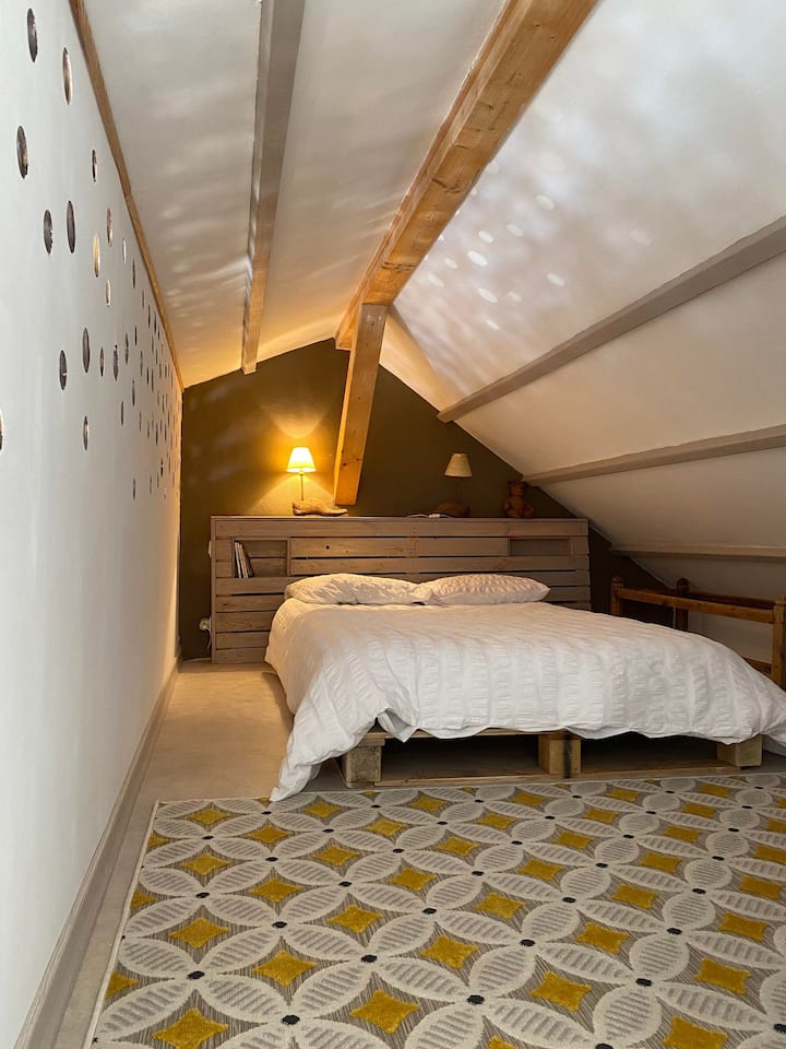 Мецанин спалня над всекидневната с легло 120/190 и легло 100/180
Допълнителни одеяла, ако е необходимо
Много детски книжки