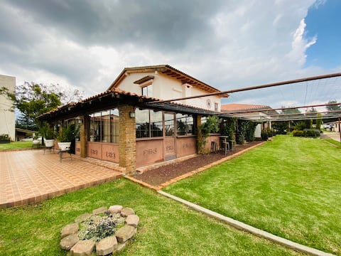 COUNTRY HOUSE-Close to the City-Safe-Family