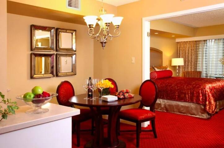 2 Bed, 2 Bath Suite in the Center of the LV Strip! gallery image 5