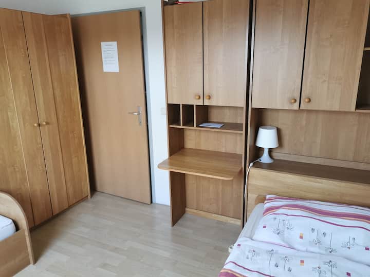 Chumba kilicho na kitanda na vyombo