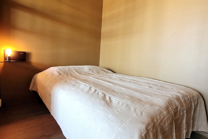 140cm wide bed. USB-charger by bedside lamp, electric plug by the bed. Cotton linen and towels provided for the stay. Blackout curtains.