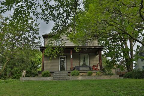 Cozy 4 bedroom close to wineries and great hiking.