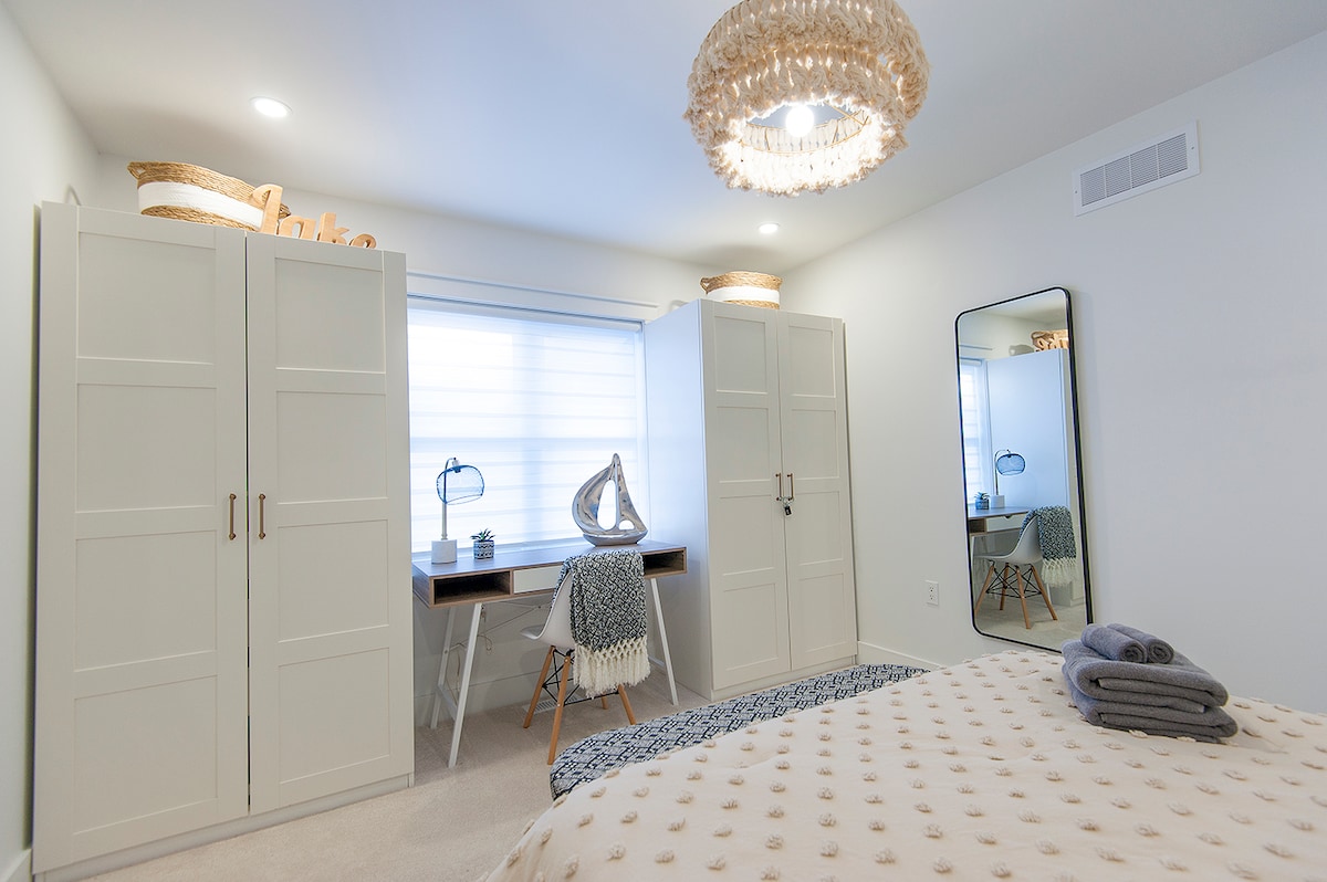 มีตู้เก็บของ 1 ตู้สำหรับเก็บของของคุณ ที่เก็บของแบบแขวนและลิ้นชัก มีเตารีดสำหรับการใช้งานของคุณ โต๊ะรีดผ้าอยู่ข้างเครื่องซักผ้า/เครื่องอบผ้า