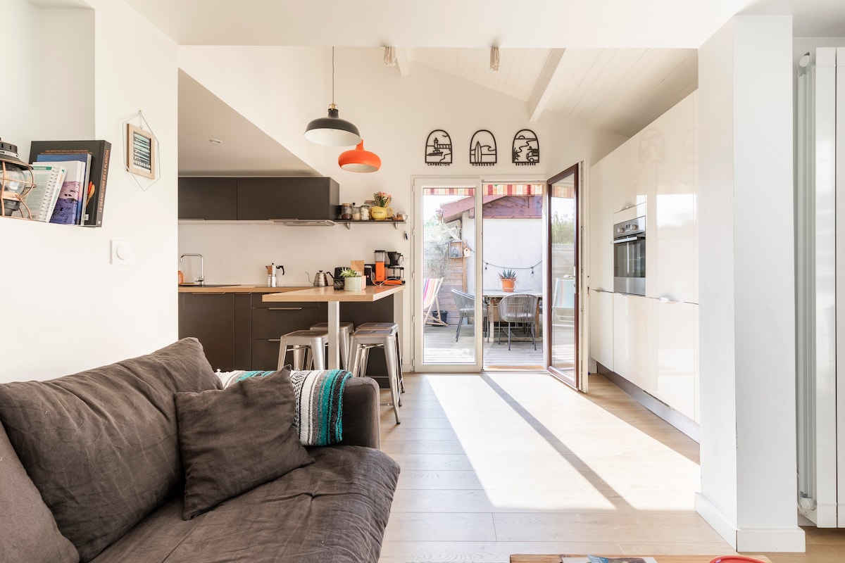 Osvijetljeni i ugodni dnevni boravak