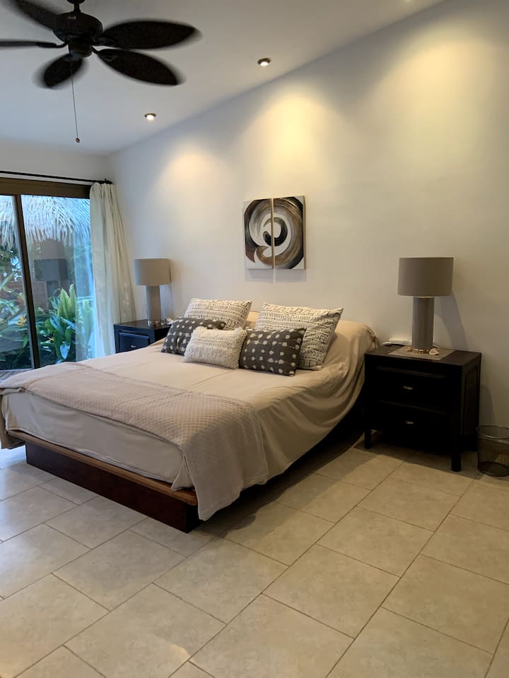 حمام سباحة/غرفة نوم رئيسية بجانب المحيط مع سرير بحجم كينج.