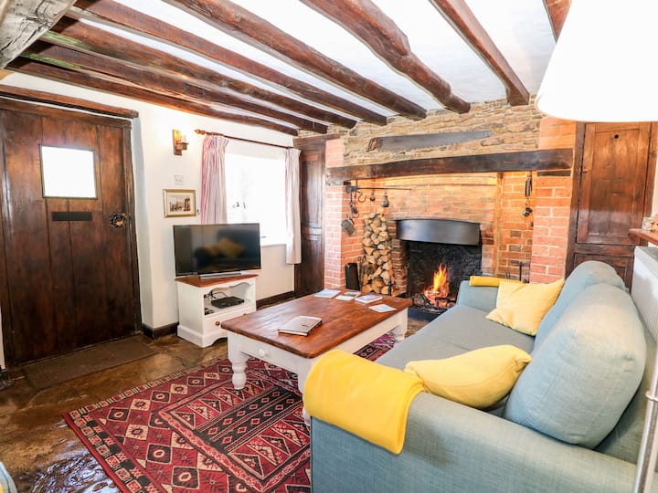 Apple Tree Cottage In Rural Village Location - Horsham