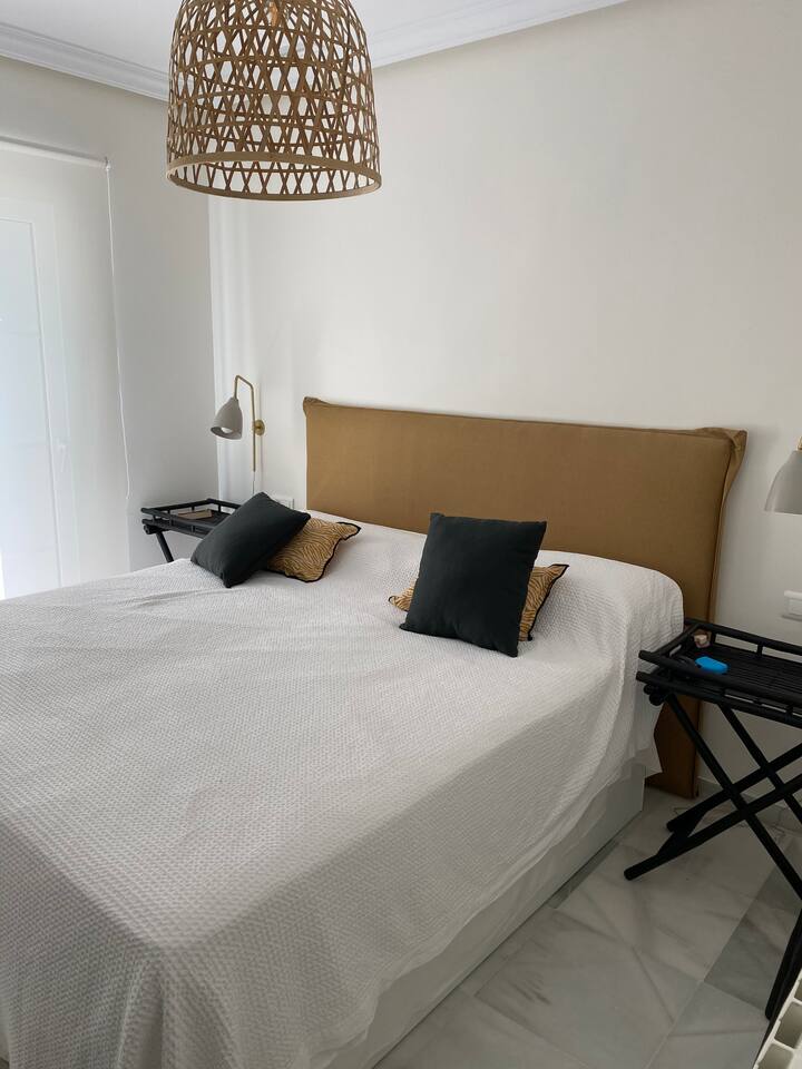 غرفة نوم رئيسية في الطابق الأول بسرير 180 × 190 وحمام كامل مدمج في الغرفة. يحتوي على غرفة ملابس كبيرة ومخرج إلى الشرفة)