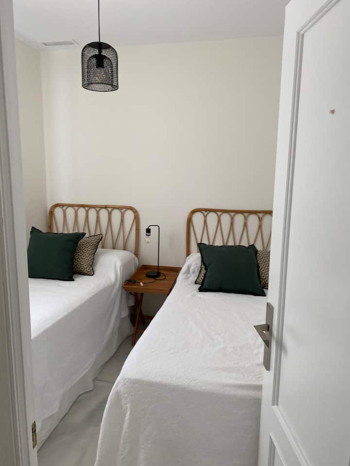 غرفة نوم في الطابق الأول بسريرين مزدوجين 90 × 190 وحمام مشترك بغرفة أخرى