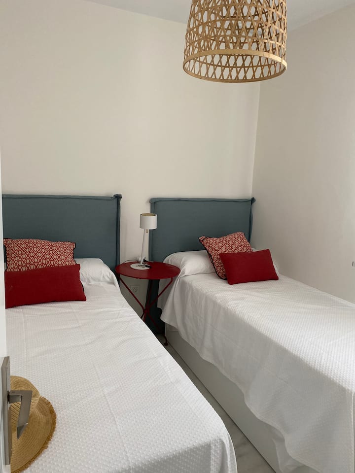 غرفة بسريرين 90 × 190 وحمام مشترك في الطابق الأول