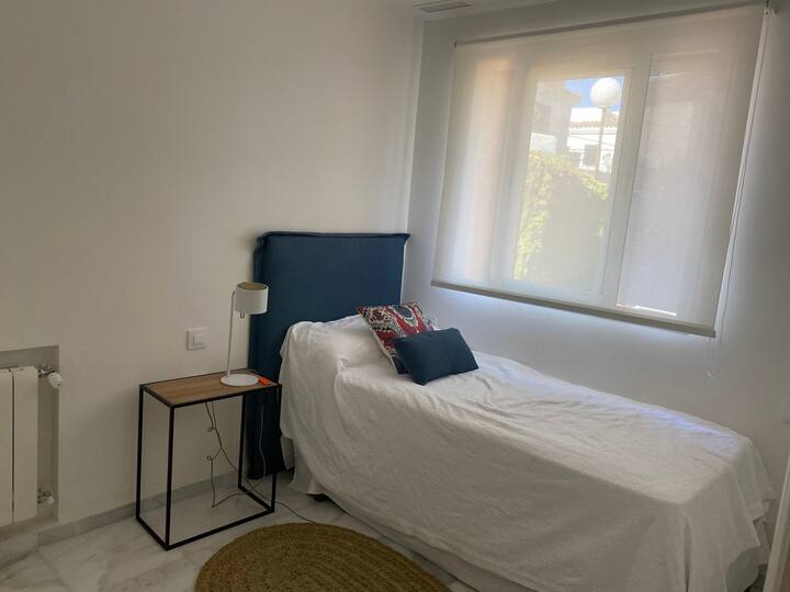 غرفة نوم في الطابق الأرضي بسريرين 90 × 190 (سرير متحرك) مع حمام واحد في نفس الطابق على الرغم من أنه لم يتم بناؤه داخل الغرفة