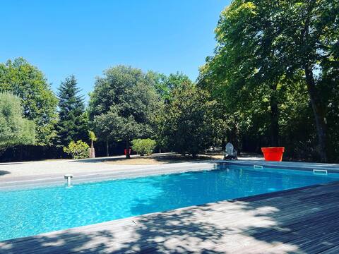 In the heart of the Médoc vineyard with pool